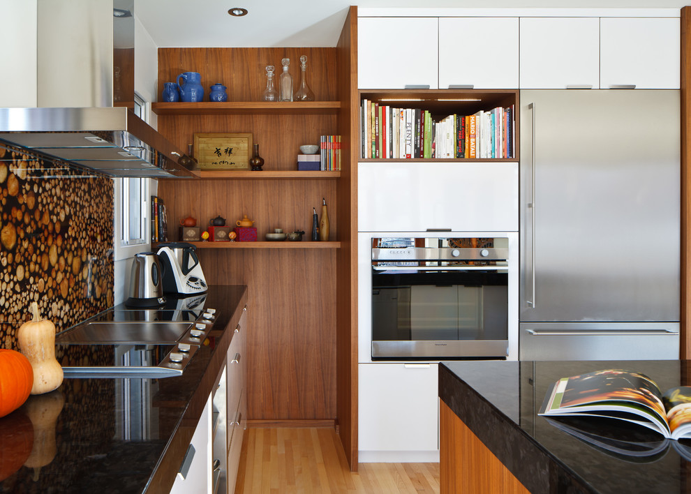 Cette image montre une cuisine design avec un électroménager en acier inoxydable.