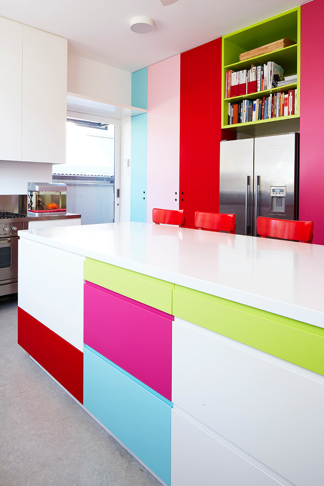 Große Moderne Küche mit flächenbündigen Schrankfronten, Küchengeräten aus Edelstahl und Kücheninsel in Sydney