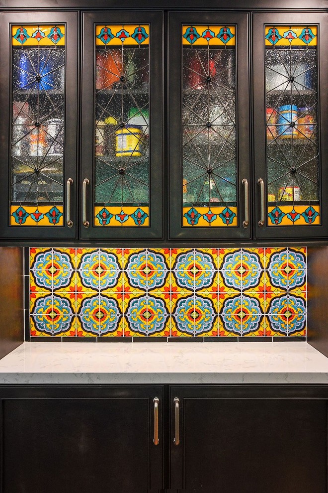 Zweizeilige, Große Klassische Küche mit Schrankfronten mit vertiefter Füllung, schwarzen Schränken, Quarzwerkstein-Arbeitsplatte, bunter Rückwand und Rückwand aus Keramikfliesen in San Francisco