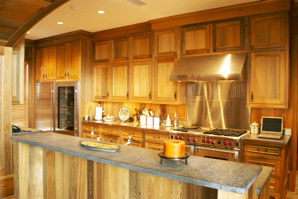 マイアミにある高級な広いトラディショナルスタイルのおしゃれなキッチン (シェーカースタイル扉のキャビネット、淡色木目調キャビネット、亜鉛製カウンター、茶色いキッチンパネル、木材のキッチンパネル、シルバーの調理設備、テラコッタタイルの床、赤い床) の写真