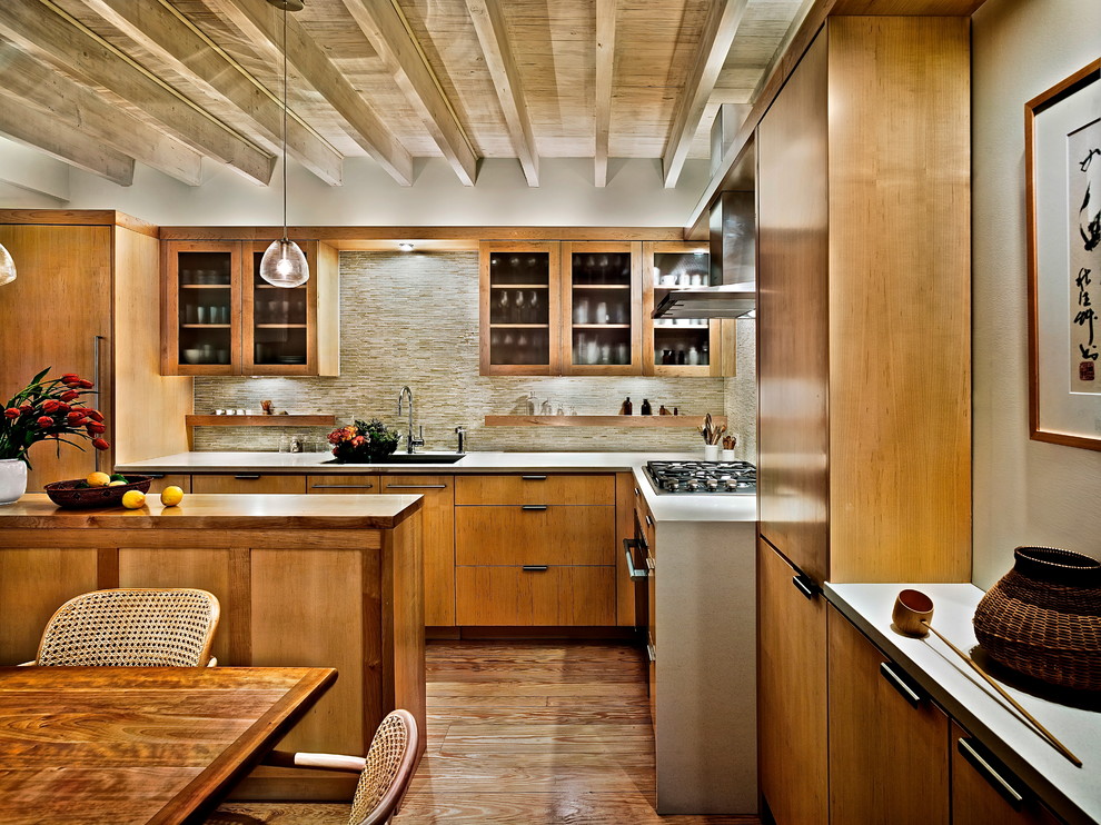 Idéer för ett mellanstort modernt kök, med släta luckor, skåp i mellenmörkt trä, beige stänkskydd, stänkskydd i mosaik, mellanmörkt trägolv, en köksö, en undermonterad diskho, marmorbänkskiva, rostfria vitvaror och brunt golv