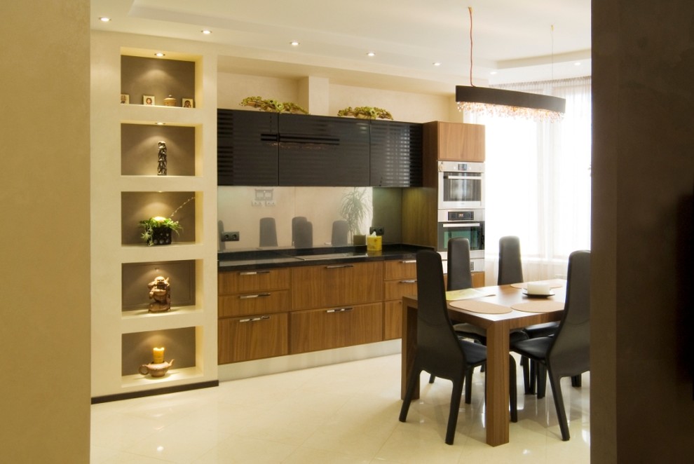 Ispirazione per una cucina abitabile minimalista con ante lisce, ante in legno scuro e paraspruzzi a effetto metallico