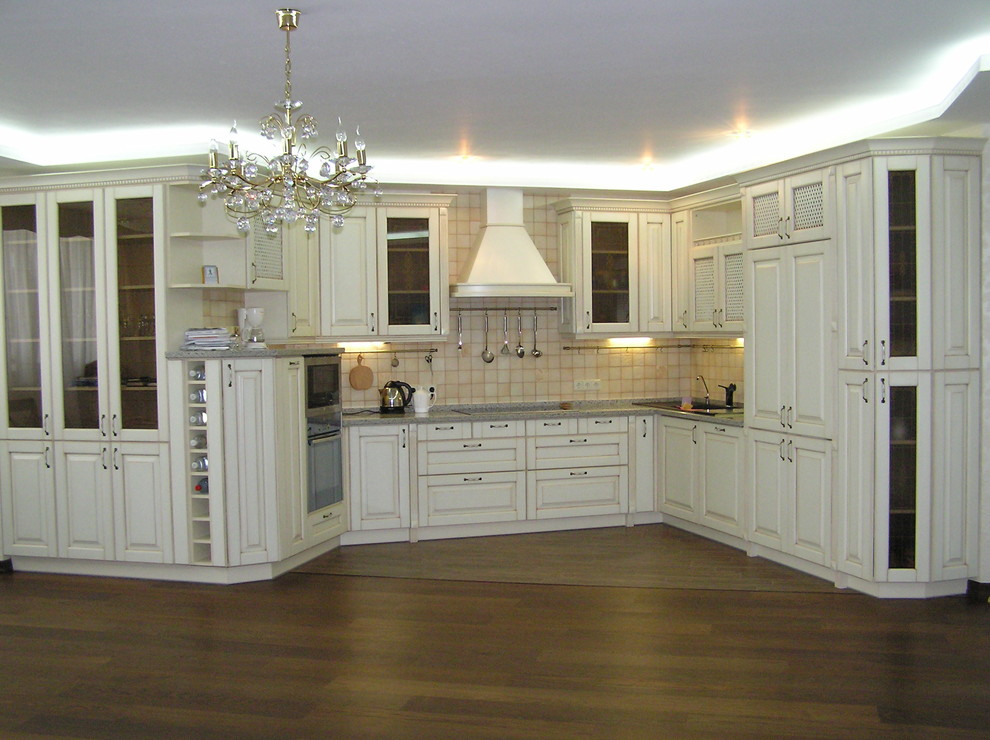 This is an example of a classic kitchen in Sacramento.