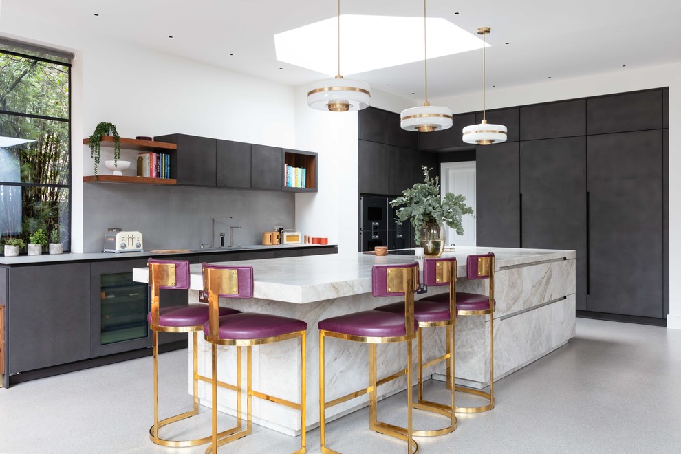 Moderne Küche in L-Form mit Marmor-Arbeitsplatte, Terrazzo-Boden, beiger Arbeitsplatte, flächenbündigen Schrankfronten, grauen Schränken, Kücheninsel und grauem Boden in London