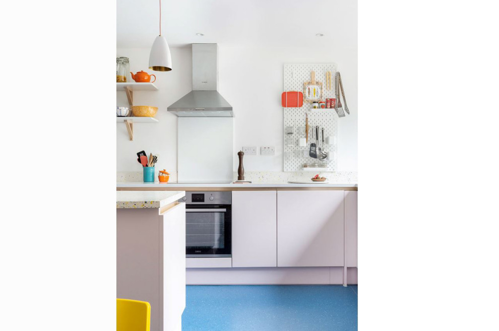 Свежая идея для дизайна: маленькая угловая кухня в современном стиле с обеденным столом, одинарной мойкой, плоскими фасадами, столешницей терраццо, разноцветным фартуком, техникой под мебельный фасад, полом из ламината, островом, синим полом и разноцветной столешницей для на участке и в саду - отличное фото интерьера
