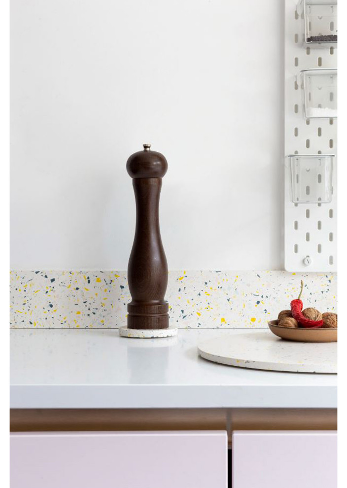 Modern inredning av ett litet flerfärgad flerfärgat kök, med en enkel diskho, släta luckor, bänkskiva i terrazo, flerfärgad stänkskydd, integrerade vitvaror, laminatgolv, en köksö och blått golv