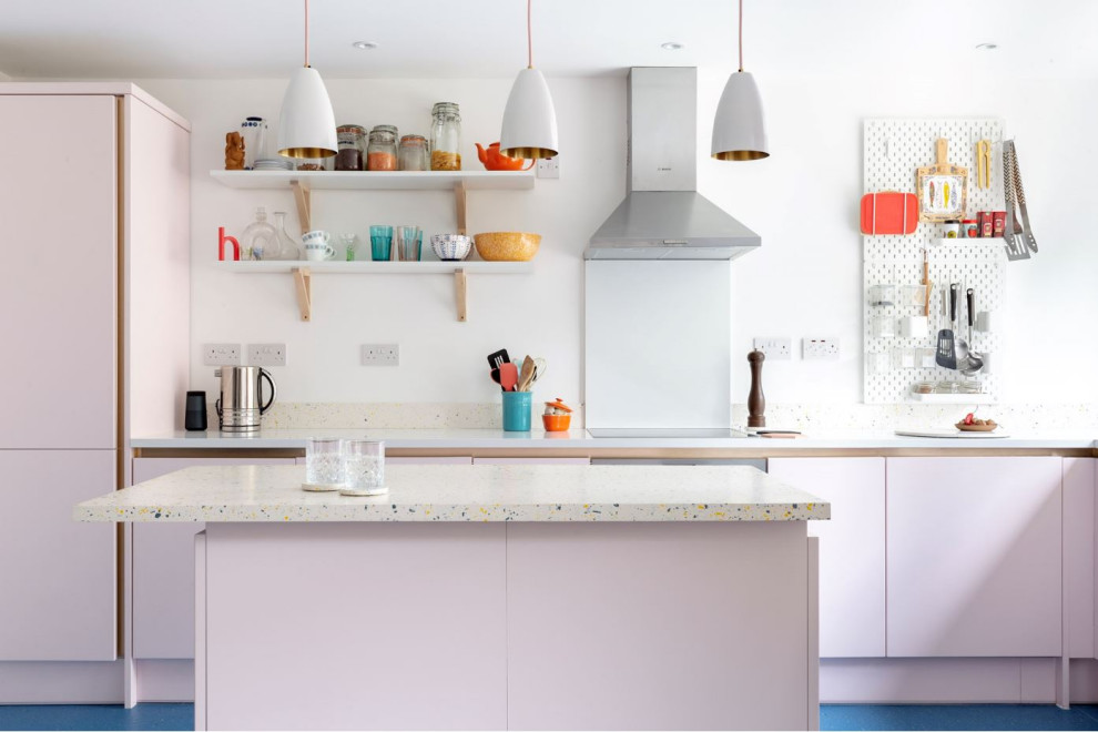 Idéer för små funkis flerfärgat kök, med en enkel diskho, släta luckor, bänkskiva i terrazo, flerfärgad stänkskydd, integrerade vitvaror, laminatgolv, en köksö och blått golv