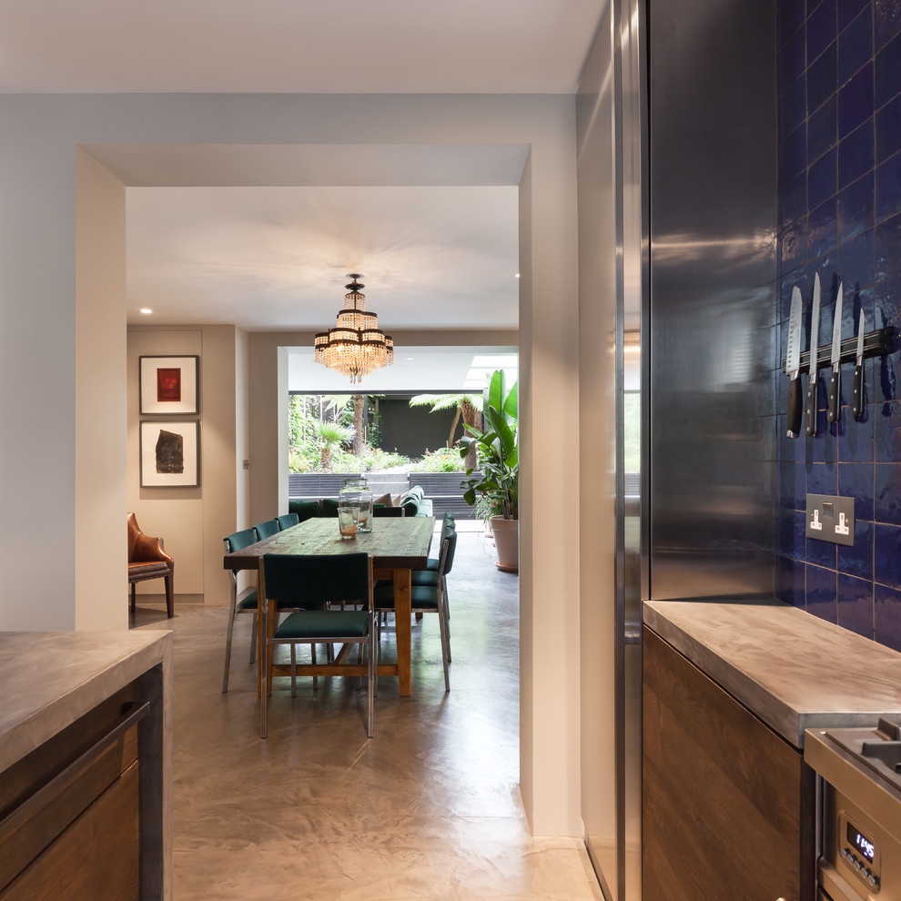 Exempel på ett mellanstort modernt kök med öppen planlösning, med en rustik diskho, släta luckor, skåp i mörkt trä, bänkskiva i betong, blått stänkskydd, stänkskydd i keramik, rostfria vitvaror, betonggolv, en köksö och grått golv