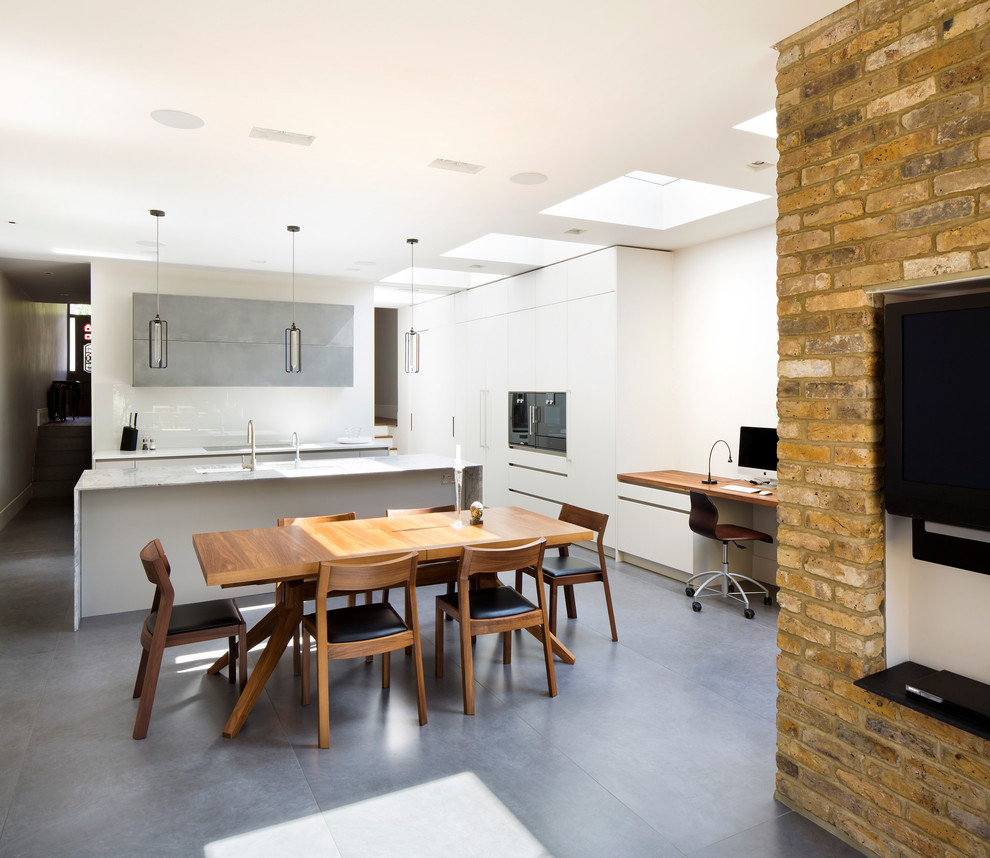 Foto di una cucina minimal di medie dimensioni con ante bianche, top in marmo e pavimento grigio