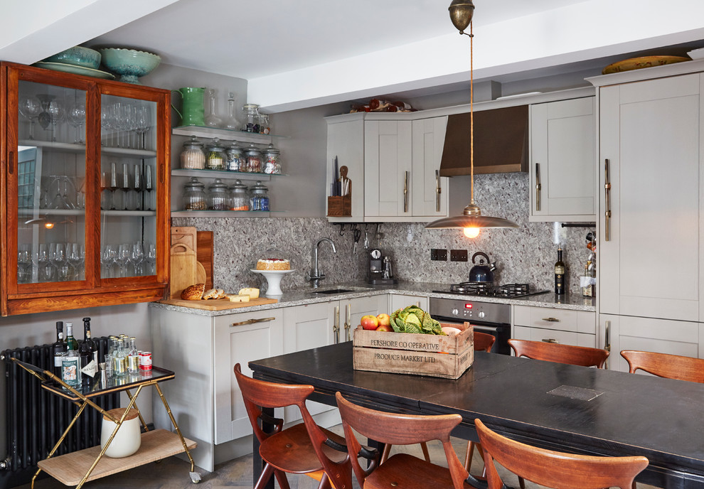 Klassische Küche in L-Form mit Schrankfronten im Shaker-Stil und Küchenrückwand in Grau in London