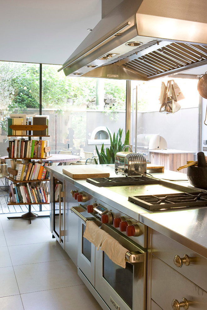 Shabby-Style Küche mit Edelstahl-Arbeitsplatte, flächenbündigen Schrankfronten, Edelstahlfronten und Küchengeräten aus Edelstahl in London