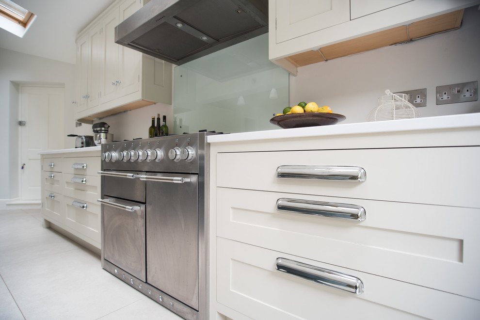 Geräumige Moderne Wohnküche mit Doppelwaschbecken, Quarzwerkstein-Arbeitsplatte, Küchenrückwand in Weiß, Küchengeräten aus Edelstahl, Keramikboden und Kücheninsel in London