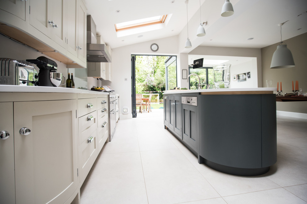 Geräumige Moderne Wohnküche mit Doppelwaschbecken, Quarzwerkstein-Arbeitsplatte, Küchenrückwand in Weiß, Küchengeräten aus Edelstahl, Keramikboden und Kücheninsel in London