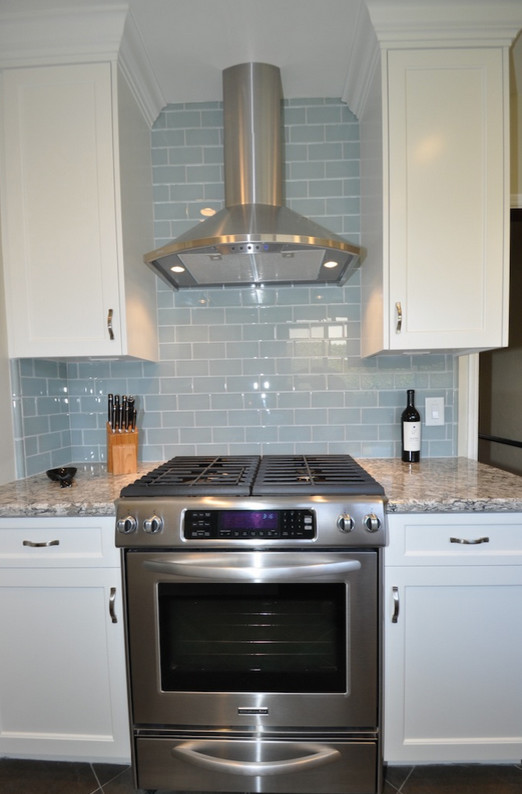 Exempel på ett avskilt, mellanstort klassiskt l-kök, med en rustik diskho, skåp i shakerstil, vita skåp, blått stänkskydd, stänkskydd i glaskakel, rostfria vitvaror och klinkergolv i porslin