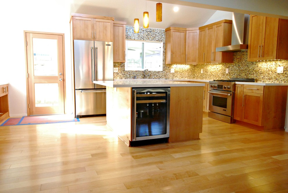 Bild på ett mellanstort vintage kök, med skåp i shakerstil, skåp i mellenmörkt trä, flerfärgad stänkskydd, stänkskydd i mosaik, rostfria vitvaror, mellanmörkt trägolv och en köksö
