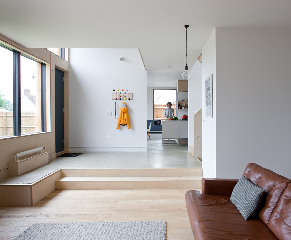 Idee per una cucina scandinava di medie dimensioni con ante lisce, ante bianche, top in legno, pavimento in cemento e pavimento grigio