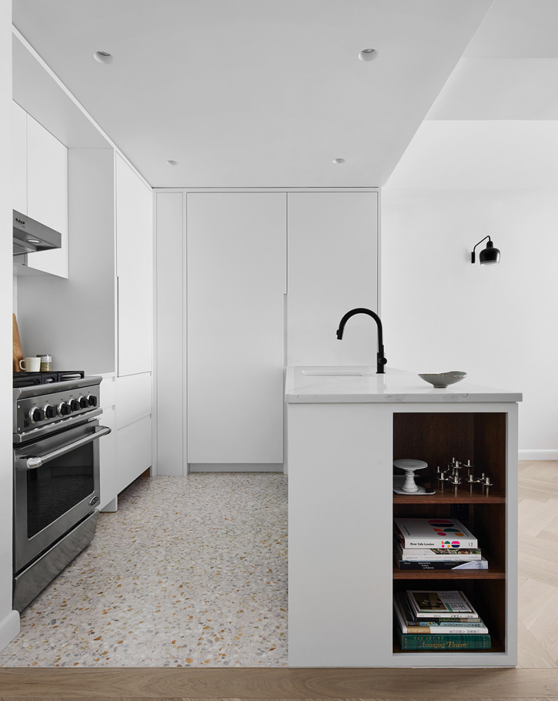 Inspiration för moderna vitt kök, med en undermonterad diskho, släta luckor, vita skåp, bänkskiva i kvarts, vitt stänkskydd, rostfria vitvaror, terrazzogolv, en halv köksö och beiget golv