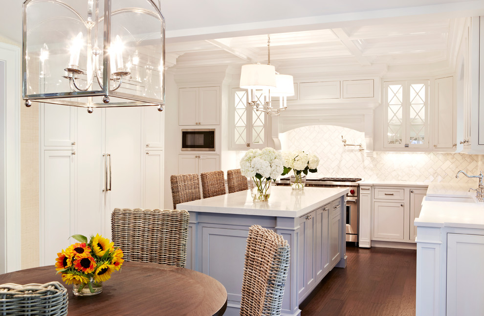 Immagine di una cucina costiera con lavello stile country, ante in stile shaker, ante bianche, paraspruzzi bianco, elettrodomestici in acciaio inossidabile e parquet scuro