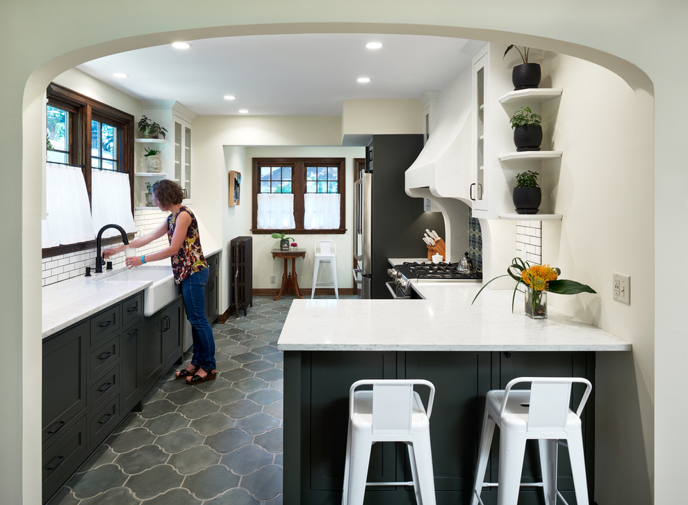 Exempel på ett mellanstort medelhavsstil kök, med en rustik diskho, skåp i shakerstil, bänkskiva i kvarts, flerfärgad stänkskydd, stänkskydd i keramik, rostfria vitvaror, cementgolv och grönt golv