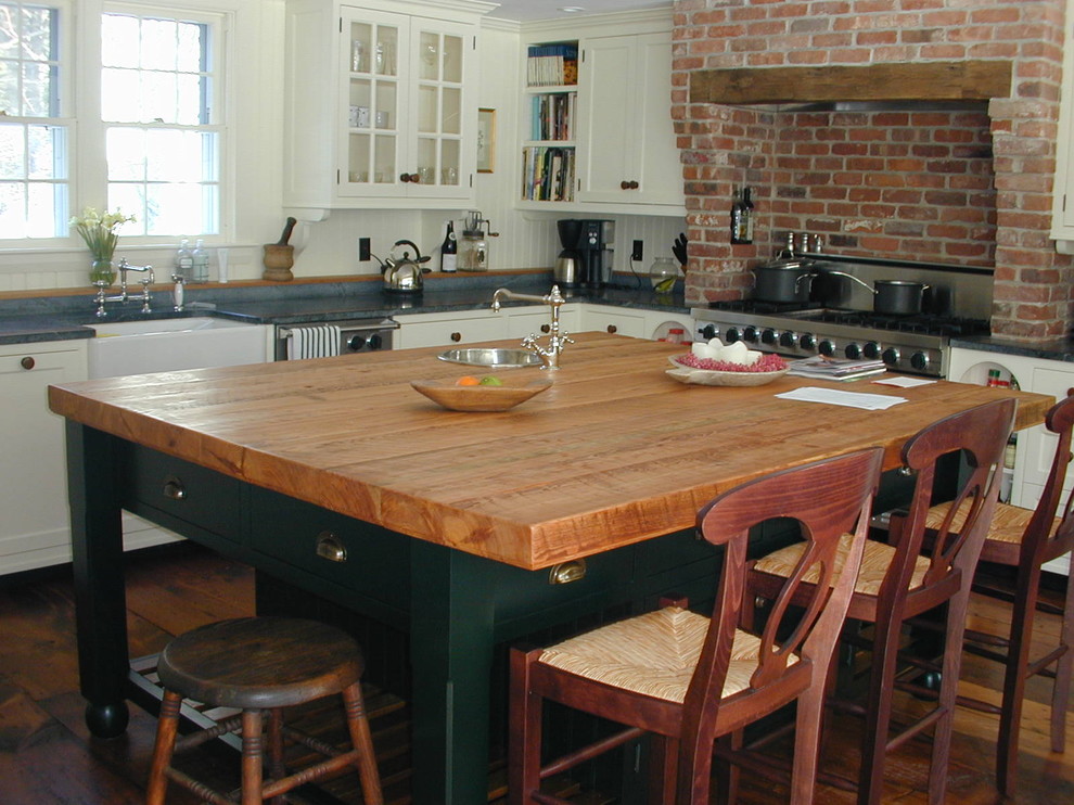 Ejemplo de cocina comedor tradicional renovada con encimera de madera, fregadero bajoencimera, puertas de armario blancas y electrodomésticos de acero inoxidable