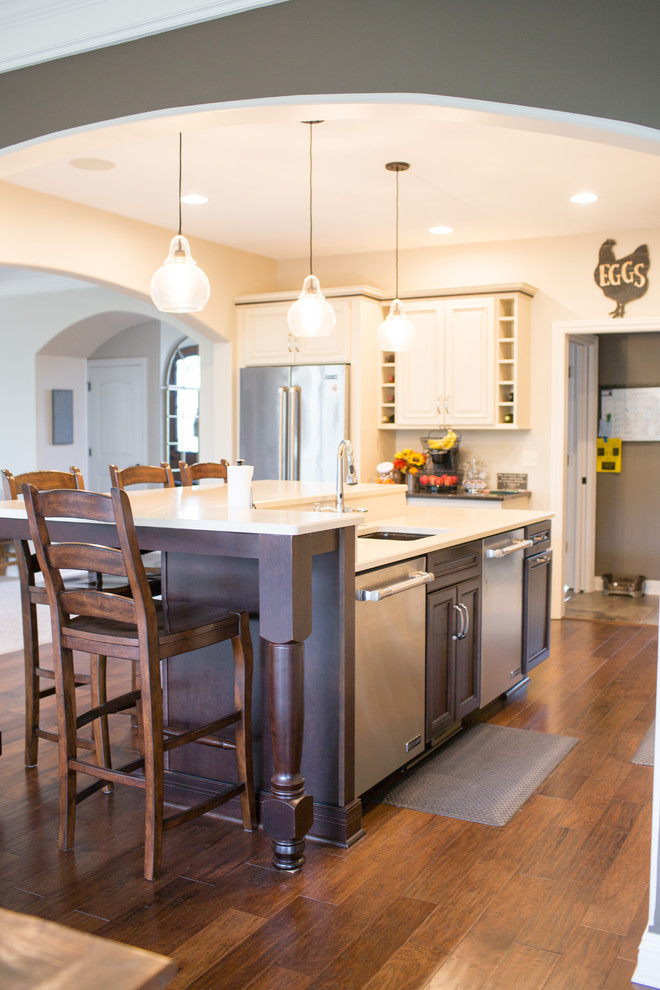 Exempel på ett avskilt, mellanstort klassiskt l-kök, med en undermonterad diskho, luckor med upphöjd panel, beige skåp, bänkskiva i koppar, flerfärgad stänkskydd, stänkskydd i cementkakel, rostfria vitvaror, mörkt trägolv, en köksö och brunt golv