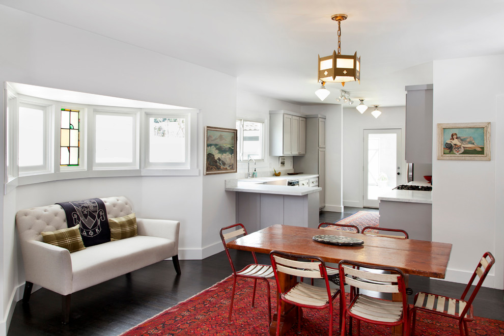Immagine di una cucina abitabile classica con ante in stile shaker, ante grigie, paraspruzzi bianco, pavimento in legno verniciato e penisola