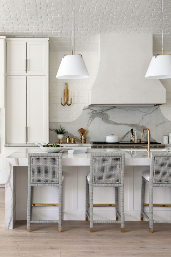 Idéer för att renovera ett mycket stort vintage grå grått kök, med en rustik diskho, vita skåp, marmorbänkskiva, grått stänkskydd, stänkskydd i marmor, rostfria vitvaror, mellanmörkt trägolv, en köksö, brunt golv och skåp i shakerstil