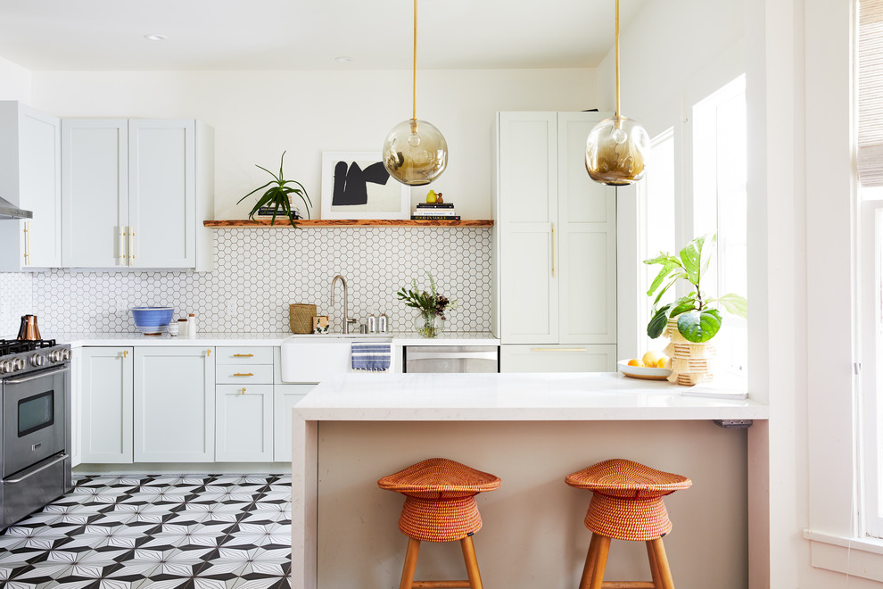 На фото: кухня в стиле фьюжн с полом из керамической плитки и серым полом с