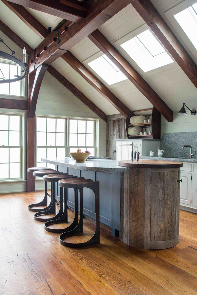 Landhausstil Küche mit braunem Holzboden, Kücheninsel und grauer Arbeitsplatte in Boston