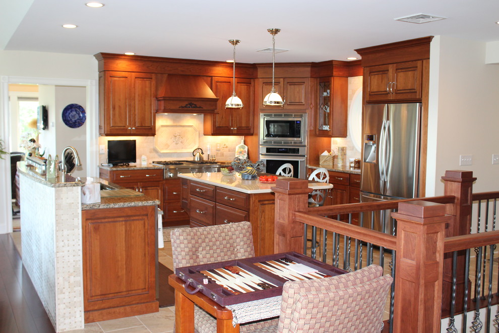 Bild på ett stort vintage kök, med en nedsänkt diskho, luckor med upphöjd panel, skåp i mörkt trä, granitbänkskiva, beige stänkskydd, stänkskydd i keramik, rostfria vitvaror och flera köksöar
