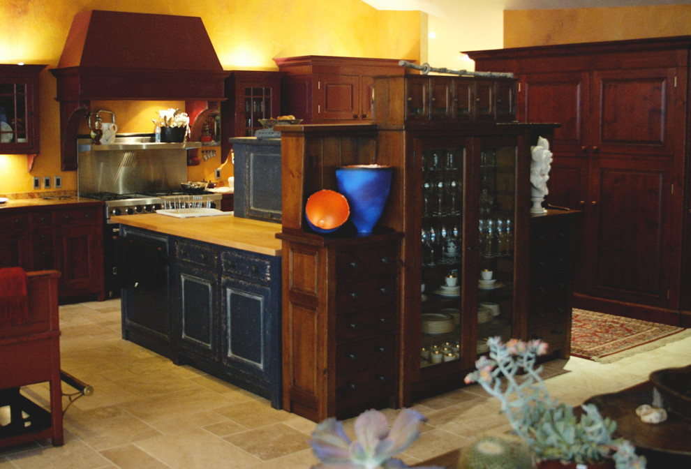 Foto på ett mycket stort orientaliskt kök, med en rustik diskho, luckor med upphöjd panel, skåp i slitet trä, granitbänkskiva, flerfärgad stänkskydd, stänkskydd i sten, färgglada vitvaror, kalkstensgolv och flera köksöar