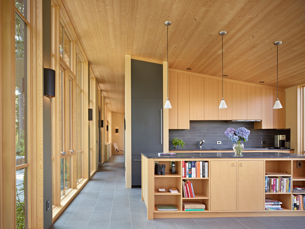 Foto de cocina contemporánea abierta con armarios con paneles lisos, puertas de armario de madera oscura, salpicadero verde y electrodomésticos con paneles