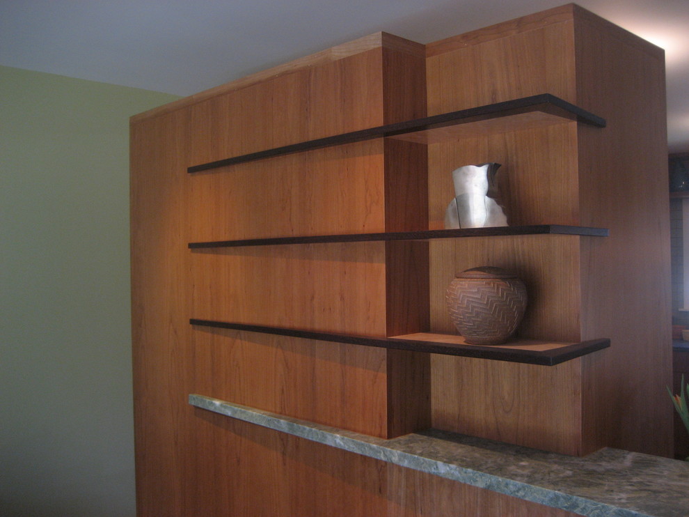 Foto de cocina actual de tamaño medio con armarios estilo shaker, puertas de armario de madera oscura y encimera de esteatita
