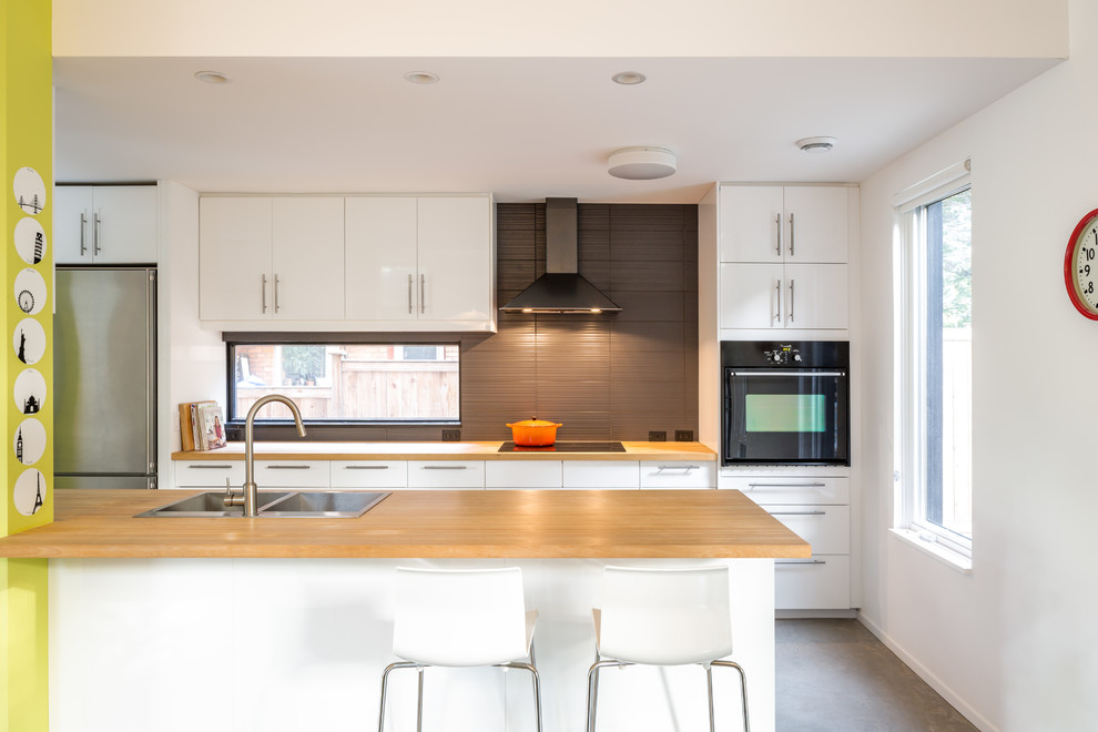 Mixing Modern and Retro with a Two Tone Kitchen