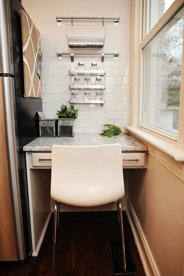 Klassische Küche mit Granit-Arbeitsplatte, Küchenrückwand in Weiß, Rückwand aus Metrofliesen, Küchengeräten aus Edelstahl und dunklem Holzboden in Charlotte