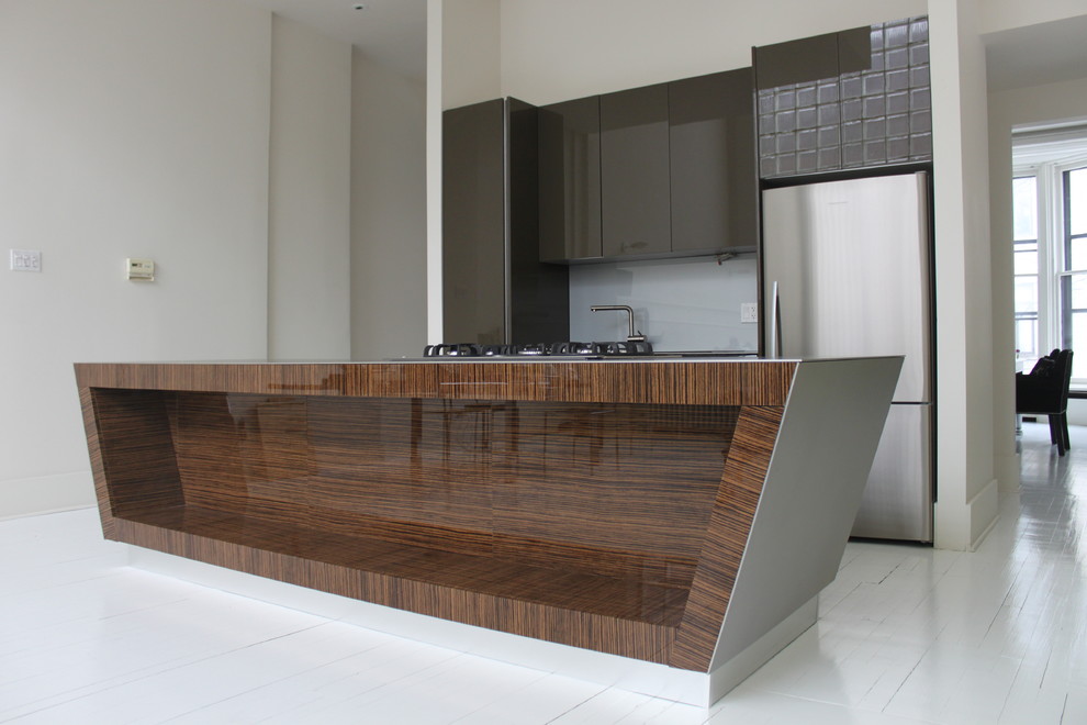 Esempio di una cucina moderna di medie dimensioni con lavello sottopiano, ante lisce, ante marroni, top in superficie solida, paraspruzzi grigio, paraspruzzi con lastra di vetro, elettrodomestici in acciaio inossidabile e pavimento in legno verniciato