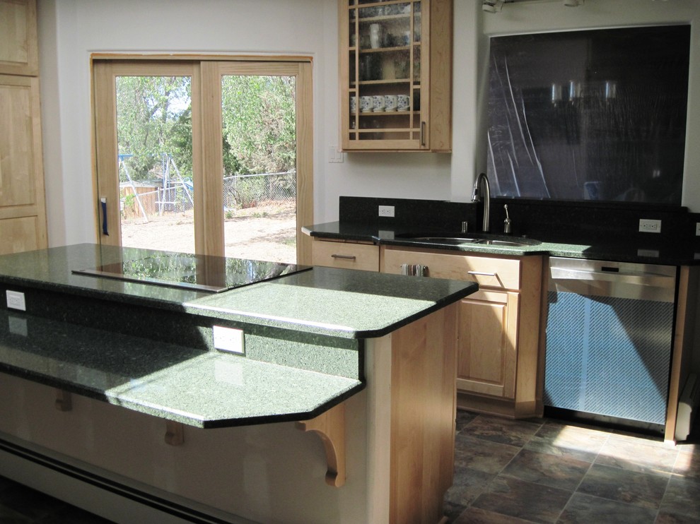 Esempio di una cucina ad U bohémian di medie dimensioni e chiusa con ante con bugna sagomata, ante in legno chiaro, top in laminato, paraspruzzi verde e pavimento con piastrelle in ceramica
