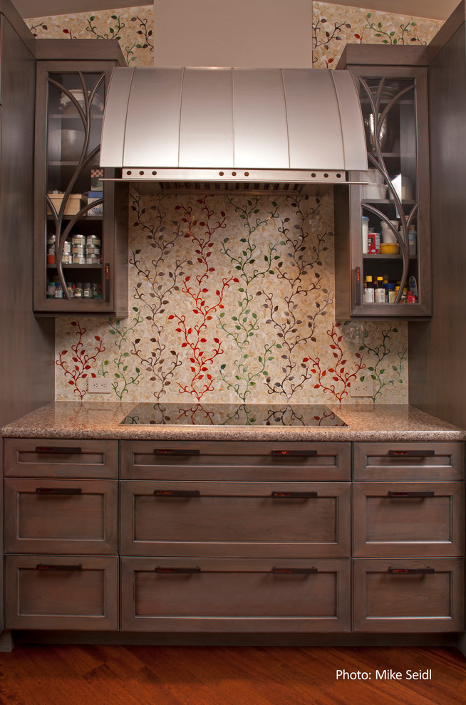 Bild på ett funkis kök, med en undermonterad diskho, luckor med infälld panel, grå skåp, bänkskiva i kvarts, flerfärgad stänkskydd och rostfria vitvaror