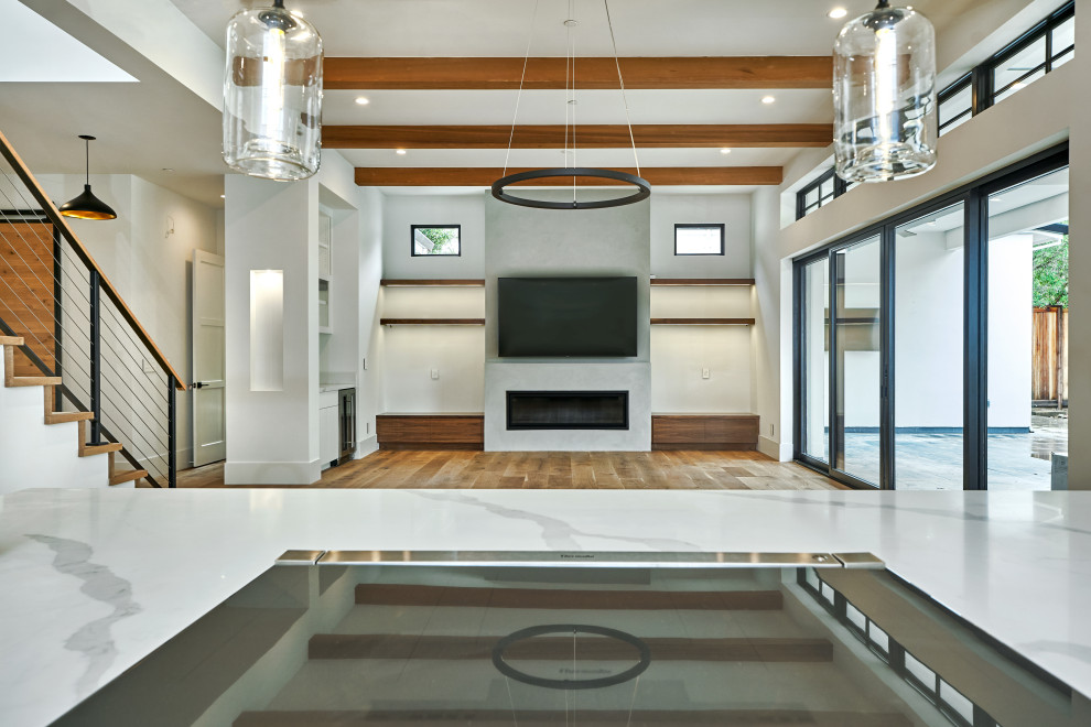 Exempel på ett avskilt, mellanstort modernt vit linjärt vitt kök, med en undermonterad diskho, släta luckor, vita skåp, bänkskiva i kvarts, vitt stänkskydd, stänkskydd i sten, rostfria vitvaror, ljust trägolv, en köksö och brunt golv