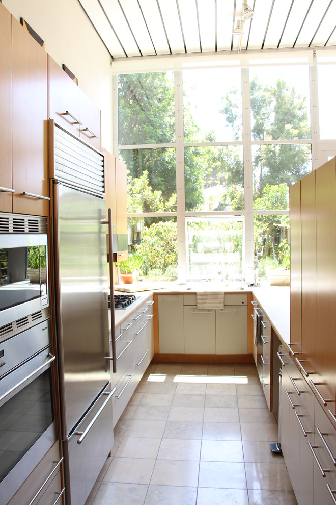 Zweizeilige, Geschlossene Moderne Küche mit flächenbündigen Schrankfronten, hellen Holzschränken und Küchengeräten aus Edelstahl in Santa Barbara