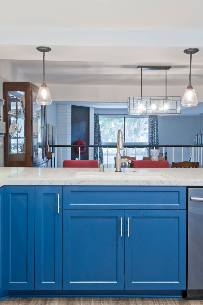 Immagine di una piccola cucina minimalista chiusa con ante lisce, ante blu, top in marmo, elettrodomestici in acciaio inossidabile, pavimento in legno massello medio e pavimento grigio