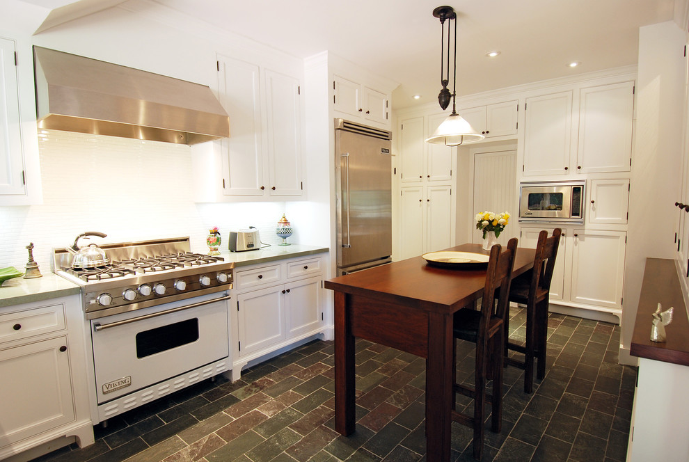 Modelo de cocina campestre con electrodomésticos blancos y barras de cocina