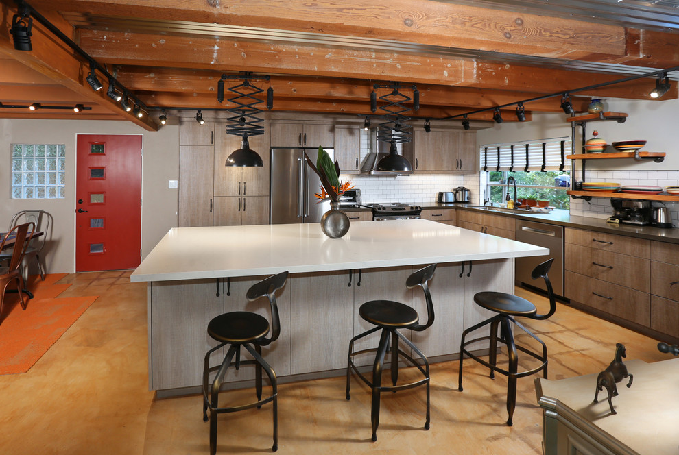 Bild på ett mellanstort industriellt kök, med en trippel diskho, släta luckor, bruna skåp, bänkskiva i koppar, vitt stänkskydd, stänkskydd i tunnelbanekakel, rostfria vitvaror, skiffergolv och en köksö