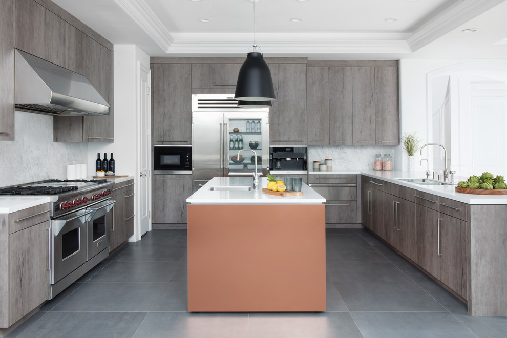 Moderne Küche mit Doppelwaschbecken, flächenbündigen Schrankfronten, Küchenrückwand in Weiß, Küchengeräten aus Edelstahl, Kücheninsel und grauem Boden in Los Angeles