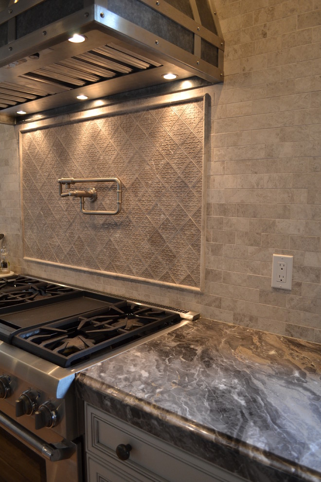 Foto på ett rustikt kök med öppen planlösning, med en undermonterad diskho, luckor med profilerade fronter, skåp i slitet trä, marmorbänkskiva, grått stänkskydd, stänkskydd i stenkakel, rostfria vitvaror, mellanmörkt trägolv och en köksö