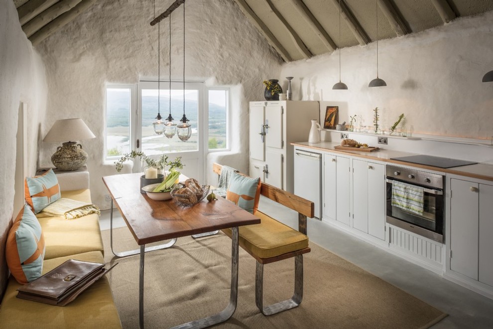 Foto di una cucina lineare country di medie dimensioni con pavimento grigio