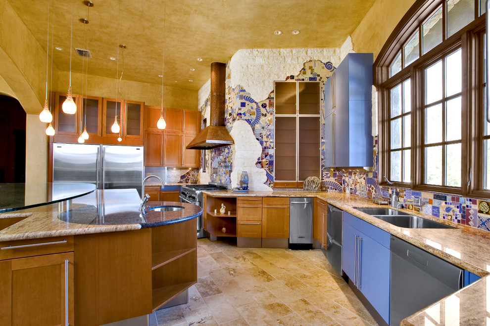 Foto på ett eklektiskt kök, med stänkskydd i mosaik, rostfria vitvaror, flerfärgad stänkskydd, en dubbel diskho och skåp i mellenmörkt trä