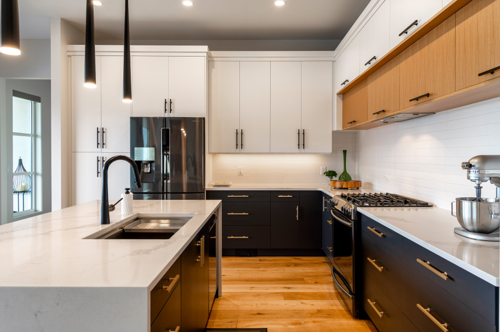 Idéer för att renovera ett mellanstort funkis vit vitt kök, med en undermonterad diskho, släta luckor, svarta skåp, bänkskiva i kvarts, vitt stänkskydd, stänkskydd i keramik, svarta vitvaror, mellanmörkt trägolv, en köksö och brunt golv