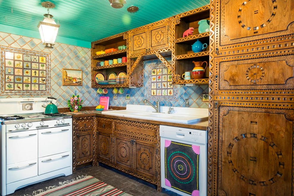 Mediterrane Küche ohne Insel in U-Form mit Doppelwaschbecken, hellbraunen Holzschränken, bunter Rückwand, weißen Elektrogeräten und Rückwand aus Keramikfliesen in Albuquerque