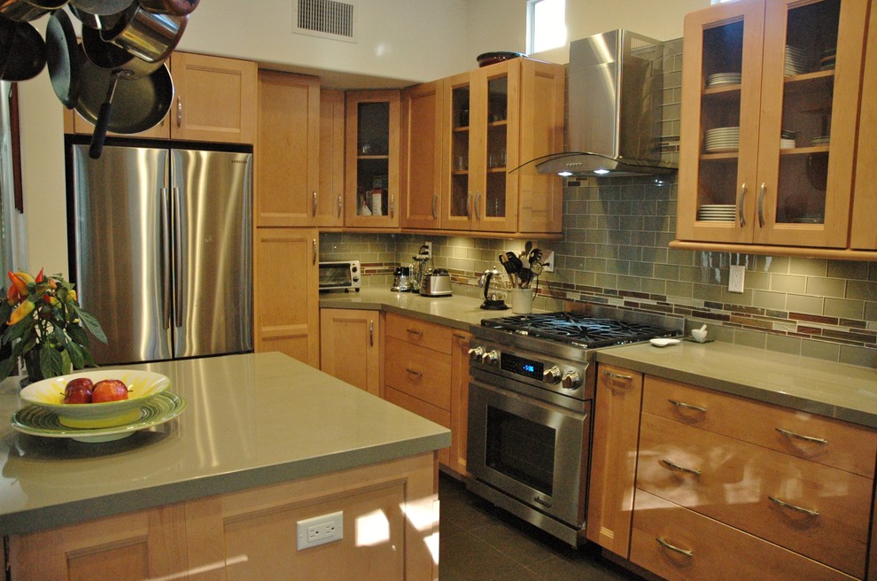 Immagine di una cucina classica di medie dimensioni con ante di vetro, ante in legno chiaro, top in quarzo composito, paraspruzzi verde, paraspruzzi con piastrelle di vetro, elettrodomestici in acciaio inossidabile e pavimento in ardesia